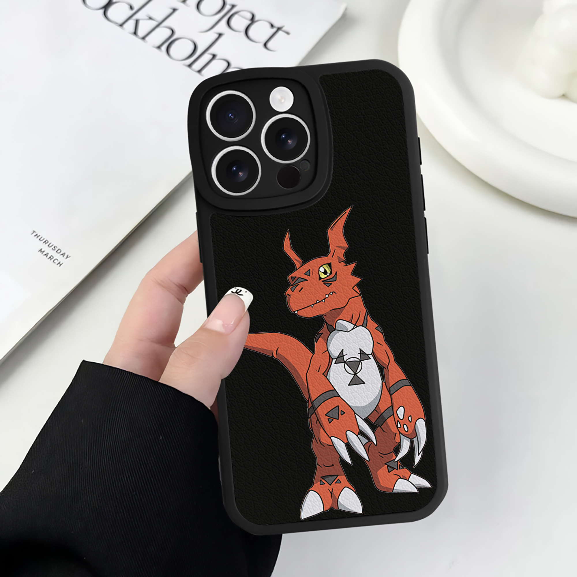 （画像用） Digimon デジタルモンスター/デジモン 【iPhone 16シリーズ対応】シリコンスマホケース（レザー調） 材質：シリコン